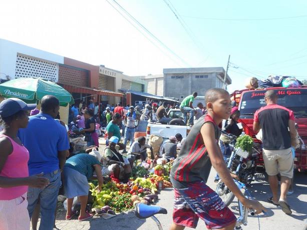 Comerciantes trasladan mercado municipal de Pedernales tras robo de fusil en la frontera