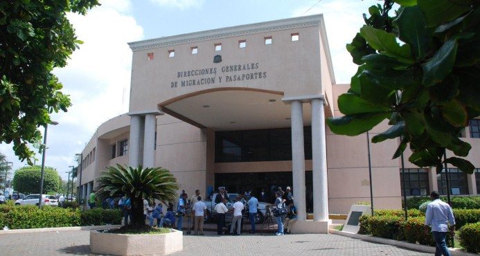 Más de 200 extranjeros acuden a oficina de Migración en Sosúa a regularizar estatus
