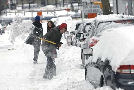 Nueva York semi paralizada por tormenta de nieve se espera arroje hasta 24 pulgadas