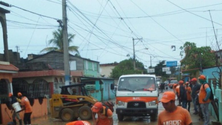 Obras Públicas limpia y fumiga barrios de Puerto Plata para evitar enfermedades
