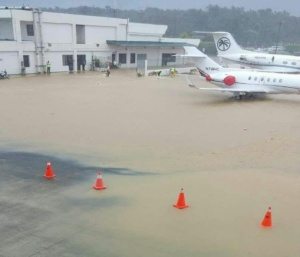 Lluvias inundan aeropuerto de Puerto Plata; bomberos trabajan para evacar el agua