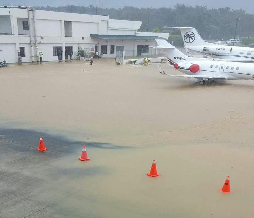 Lluvias inundan aeropuerto de Puerto Plata; bomberos trabajan para evacar el agua