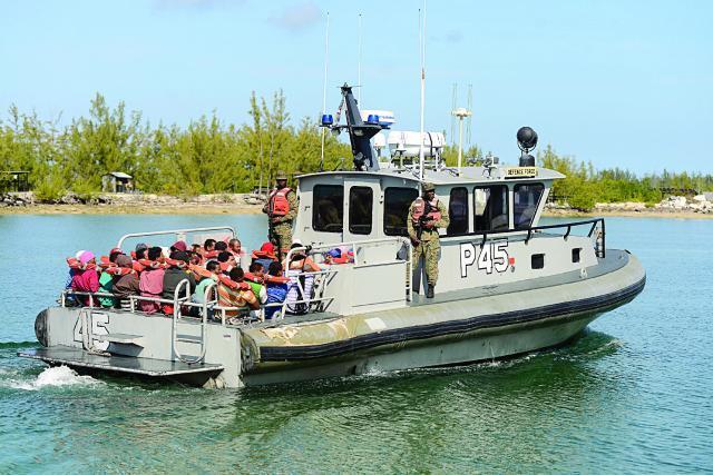 Autoridades de Islas Turcas y Caicos apresan 40 pescadores dominicanos por pesca ilegal