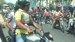 Decenas de motoconchistas protestan de forma sorpresiva frente al Palacio Nacional