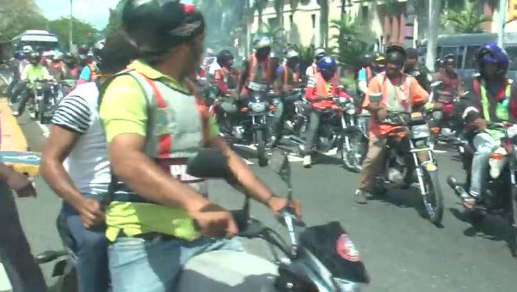 Decenas de motoconchistas protestan de forma sorpresiva frente al Palacio Nacional