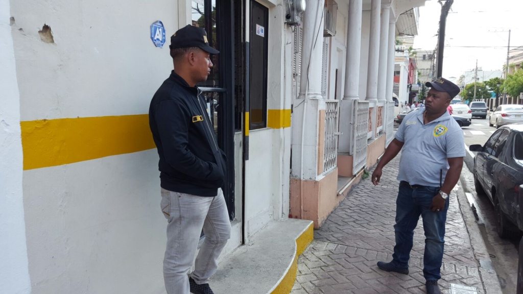 Asaltan casa de cambio y roban un millón 200 mil pesos en Santiago