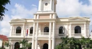 Exempleados municipales ocupan iglesia en San Francisco de Macorís