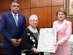 Cámara de Diputados reconoce a la actriz y locutora María Cristina Camilo