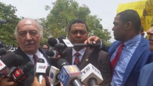 Policías lanzan gases lacrimógenos a diputados y dirigentes del falpo frente a Procuraduría