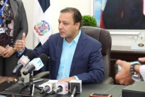 Abel Martínez dice hospitales Santiago gastan presupuesto haitianos ilegales