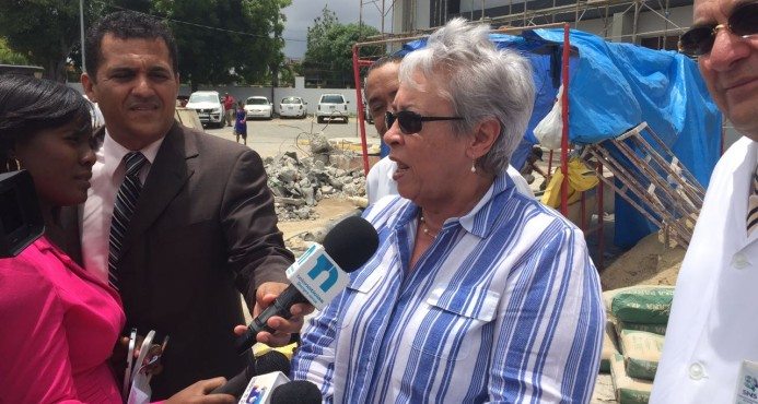 Ministra de Salud llama a trabajar al Colegio Médico