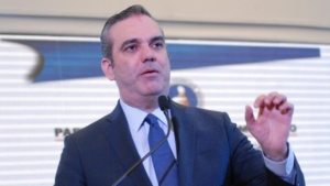 Luis Abinader pide que se respete la dignidad de la mujer dominicana