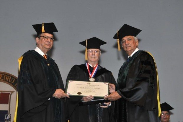Hipólito Mejía recibe doctorado Honoris Causa de la UNPHU