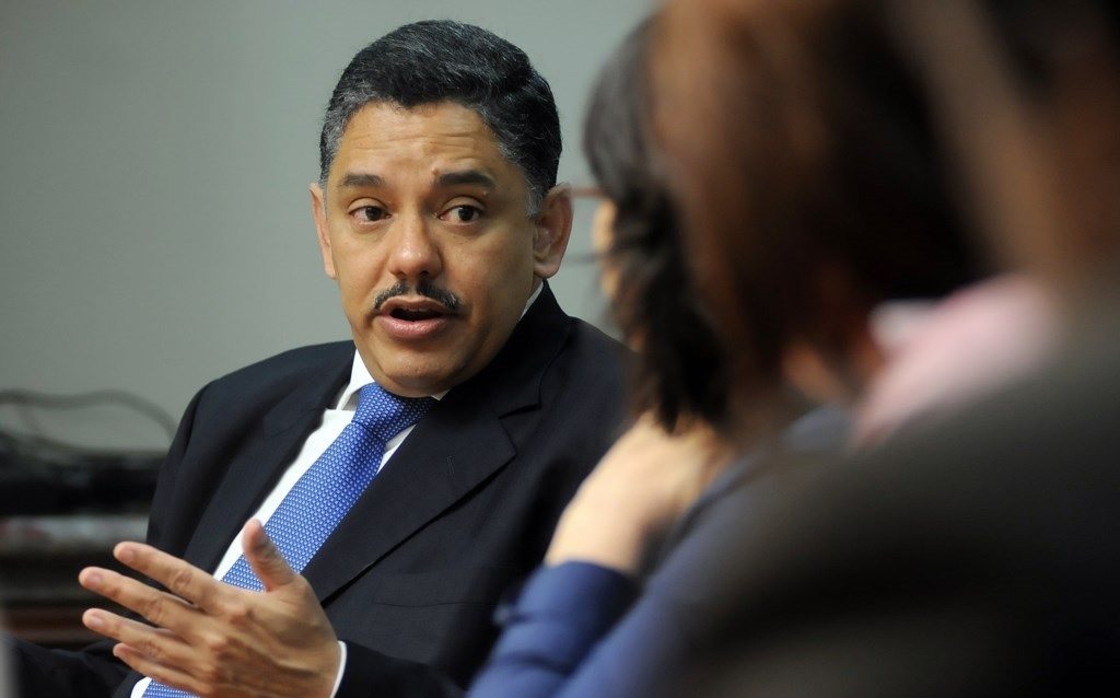 Exjefe Migración denuncia aprobación “masiva” documentos para inmigrantes