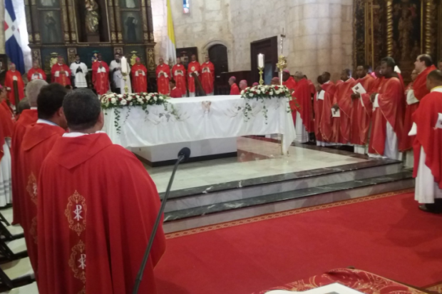 Monseñor Francisco Ozoria recibe palio arzobispal
