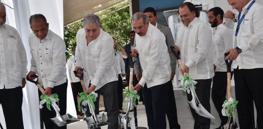 Presidente Medina da primer palazo construcción parque eólico Los Guzmancitos en Puerto Plata