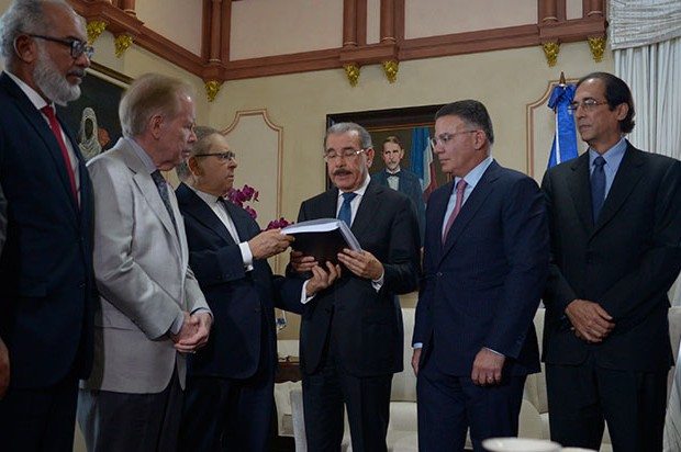 Gobierno anuncia consorcio concluirá construcción de Punta Catalina