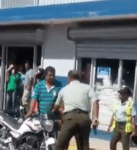 Arrestan al capitán que quitó motocicleta a punta de pistola a un albañil