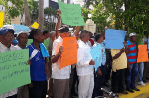 Decenas productores de Café protestan frente al Congreso contra del INDOCAFE