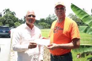 Gobernador entrega $50 mil para celebración Clásico de Softbol Luis Hernández; Cervecería remodela estadio Garabato Sackie