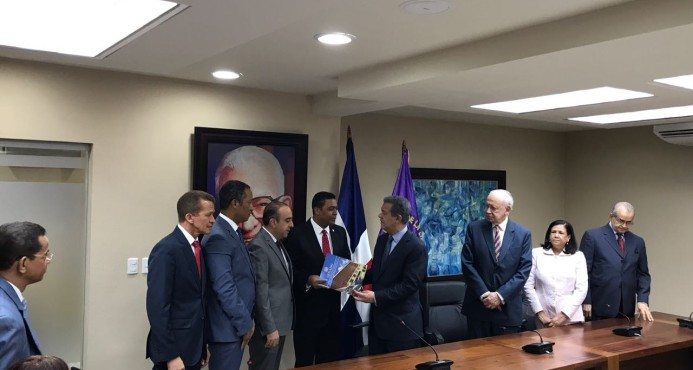 Leonel y comisión bicameral pasan revista al proyecto de ley de partidos