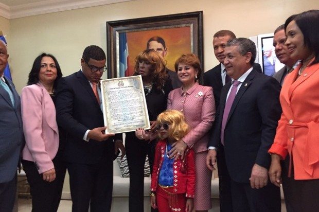 Cámara de Diputados entrega reconocimiento a Fefita La Grande
