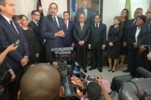 Posesionan jueces TSE; nuevo presidente dice buscará devolver confianza y saliente le desea suerte