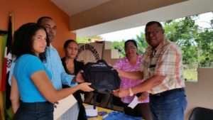 Ministerio de Educación entrega más de mil mochilas con útiles escolares a estudiantes de Río San Juan