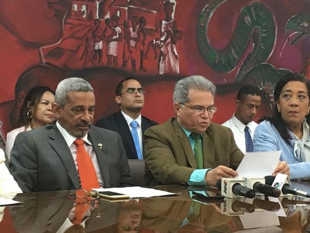 Médicos convocan a un paro general un día antes del posible paso del huracán María