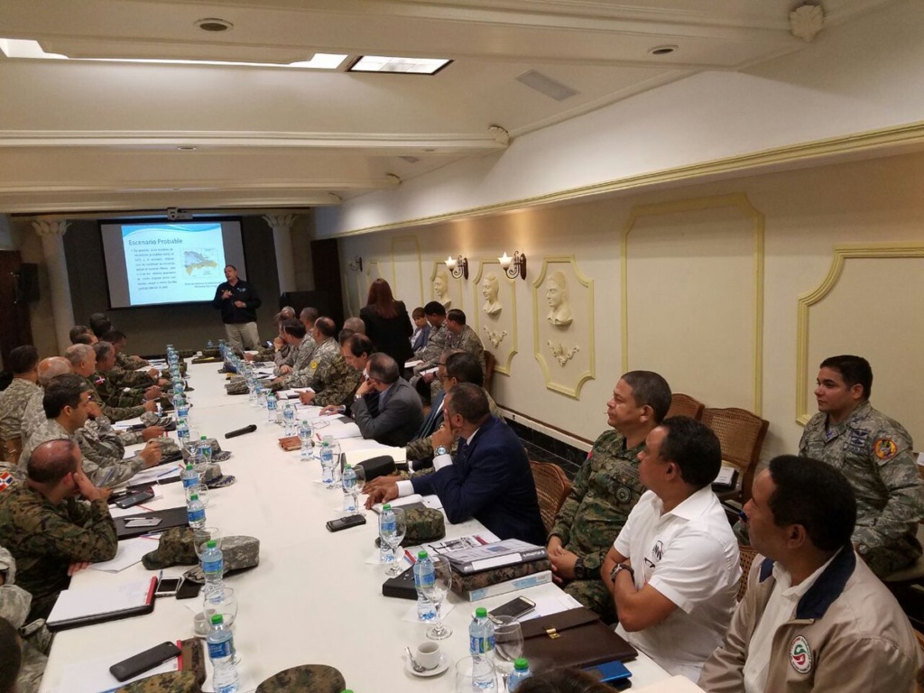 Gobierno se reúne con comité de emergencia por huracán María