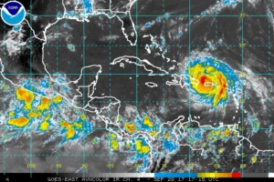 María reduce a peligroso huracán categoría 3 tras salir de Puerto Rico