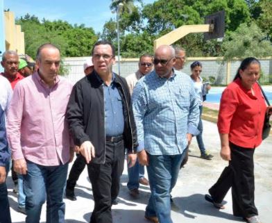 Ministro de Educación llama a asistir a clases este lunes