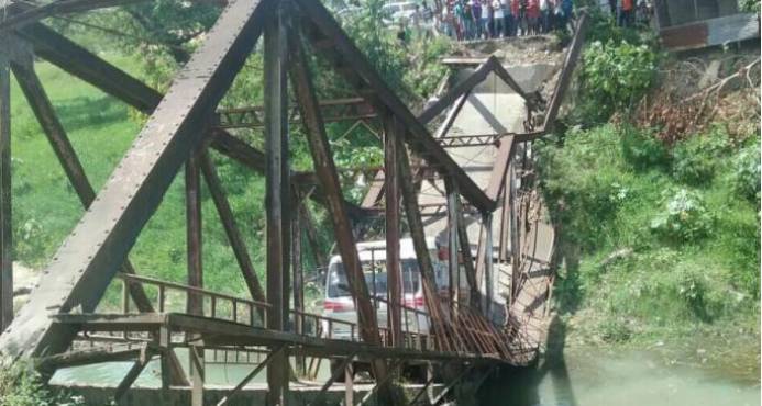 Camión causó colapso de puente en Puerto Plata