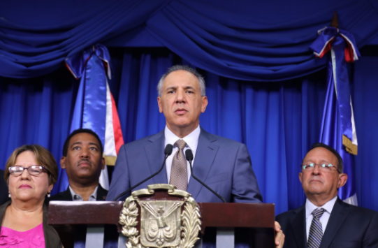 Gobierno suspende labores en instituciones públicas y privadas por María