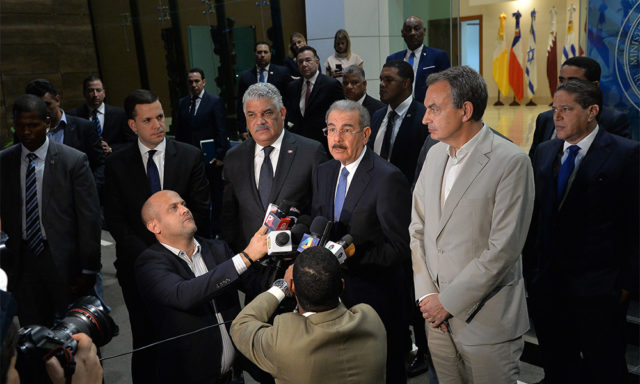 Gobierno de Venezuela y la oposición dialogan en la Cancillería de RD