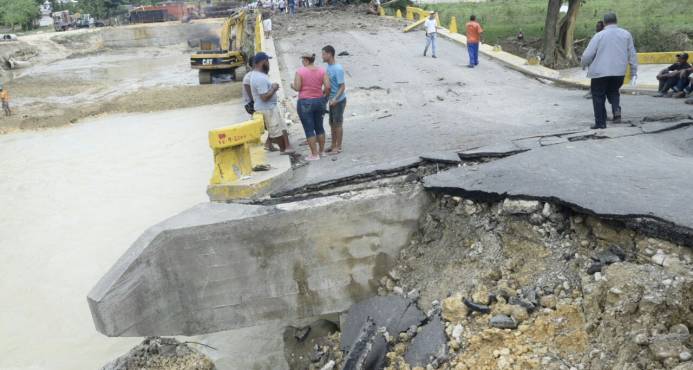 Se derrumba puente comunica a la provincia Espaillat con Puerto Plata y Río San Juan