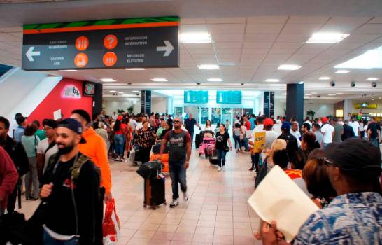 Vuelos de madrugada salen con retraso por el AILA por falta de personal de migración