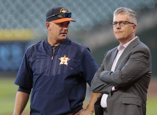 Grandes Ligas suspende gerente y manager de Houston durante un año por  robo de señales