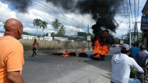 Protestan en comunidades de Moca por asfaltado de calles