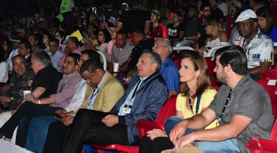 Abuchean al presidente Medina, Peralta y Danilo Díaz en evento de Voleibol