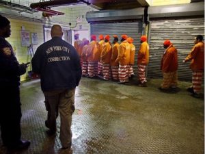 Policías correccionales NY acusados junto a 15 civiles de contrabando en cárcel