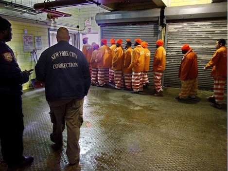 Policías correccionales NY acusados junto a 15 civiles de contrabando en cárcel