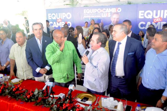 El exalcalde Nagua, Angel de Jesús López, abandona el gobierno de Danilo y se juramenta en el PRM