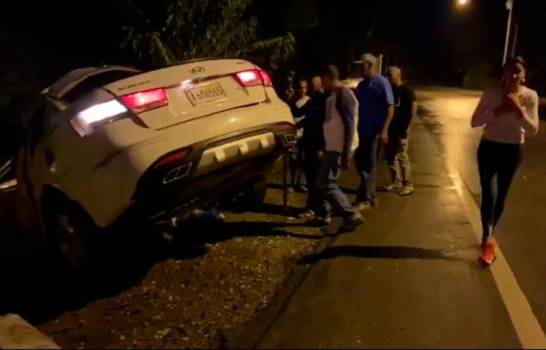 Muere mecánico al chocar su auto contra un poste del tendido eléctrico en la carretera Nagua-SFM