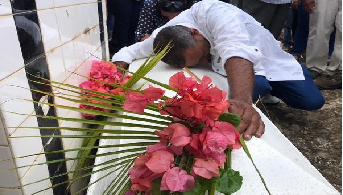 Entre llanto y dolor sepultan restos de Yanesy, la niña de 4 años hallada estrangulada y violada en Sabana Iglesia