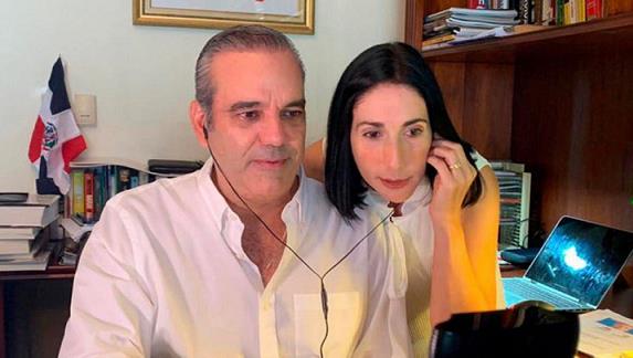 Luis Abinader y su esposa revelan tienen coronavirus