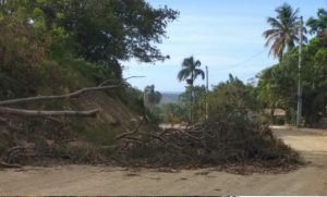 Bloquean carretera turística Luperón en Puerto Plata exigiendo terminación total de esa vía