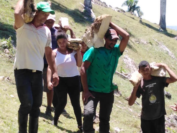 Ante incumplimiento de autoridades gubernamentales comunitarios construyen camino con mutuo en Puerto Plata