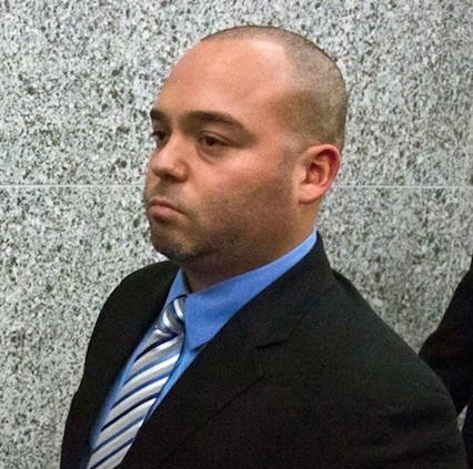 Es hispano primer policía NYC presentan cargos de estrangulamiento; lanzan botellazos a patrullas