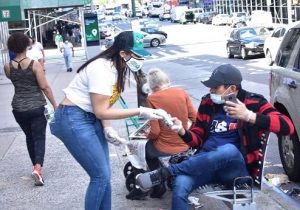 Fuerza Joven NY efectúa operativos Alto Manhattan protegerse contra Covid-19